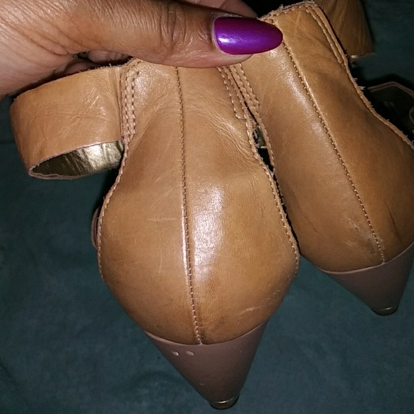 Small wedge tan sandals. - Picture 4 of 7